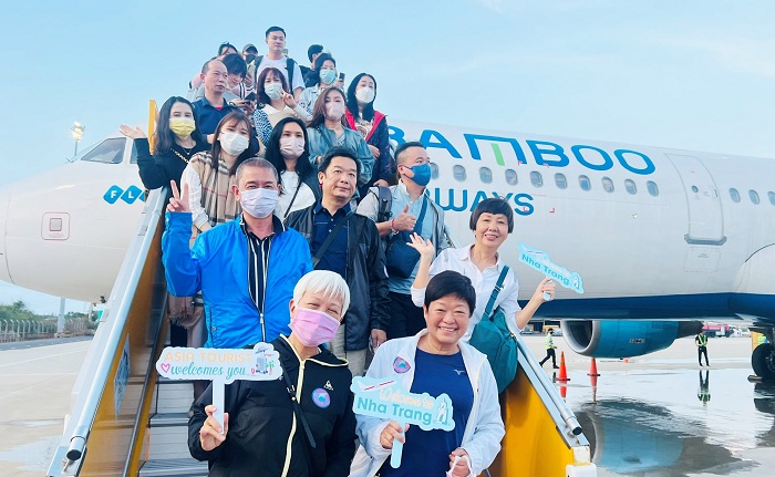Đoàn khách du lịch Trung Quốc đầu tiên trở lại Khánh Hòa sau dịch COVID-19 trên chuyến bay của hãng hàng không Bamboo Airways
